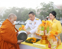 ข้าราชการและประชาชน จ.สุราษฎร์ธานี ร่วมทำบุญตักบาตรเนื่องในว ... พารามิเตอร์รูปภาพ 9