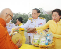 ข้าราชการและประชาชน จ.สุราษฎร์ธานี ร่วมทำบุญตักบาตรเนื่องในว ... พารามิเตอร์รูปภาพ 10