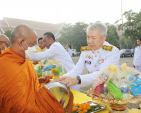 ข้าราชการและประชาชน จ.สุราษฎร์ธานี ร่วมทำบุญตักบาตรเนื่องในว ... พารามิเตอร์รูปภาพ 12