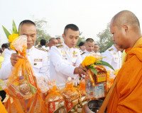 ข้าราชการและประชาชน จ.สุราษฎร์ธานี ร่วมทำบุญตักบาตรเนื่องในว ... พารามิเตอร์รูปภาพ 13