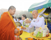 ข้าราชการและประชาชน จ.สุราษฎร์ธานี ร่วมทำบุญตักบาตรเนื่องในว ... พารามิเตอร์รูปภาพ 14