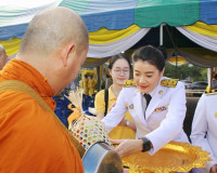 ข้าราชการและประชาชน จ.สุราษฎร์ธานี ร่วมทำบุญตักบาตรเนื่องในว ... พารามิเตอร์รูปภาพ 15