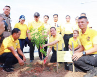 ผู้ว่าฯสุราษฎร์ธานี นำหัวหน้าส่วนราชการ พี่น้องประชาชน ร่วมป ... พารามิเตอร์รูปภาพ 12