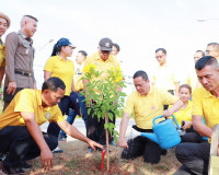 ผู้ว่าฯสุราษฎร์ธานี นำหัวหน้าส่วนราชการ พี่น้องประชาชน ร่วมป ... พารามิเตอร์รูปภาพ 14