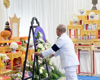 เชิญพวงมาลาไปวางที่หน้าหีบศพ พระราชมงคลวชิราภรณ์ (ประพันธ์ ส ... พารามิเตอร์รูปภาพ 2