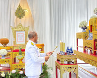 เชิญพวงมาลาไปวางที่หน้าหีบศพ พระราชมงคลวชิราภรณ์ (ประพันธ์ ส ... พารามิเตอร์รูปภาพ 7