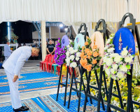ผู้ว่าราชการจังหวัดสุราษฎร์ธานีเชิญพวงมาลาพระราชทานและพวงมาล ... พารามิเตอร์รูปภาพ 1