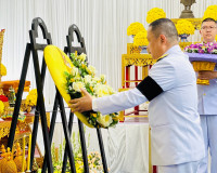ผู้ว่าราชการจังหวัดสุราษฎร์ธานีเชิญพวงมาลาพระราชทานและพวงมาล ... พารามิเตอร์รูปภาพ 4