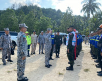 รองผู้ว่าราชการจังหวัดสุราษฎร์ธานี ร่วมต้อนรับ พลเรือเอก อะด ... พารามิเตอร์รูปภาพ 10