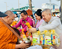 ผู้ว่าฯ สุราษฎร์ธานี นำพุทธศาสนิกชนทุกหมู่เหล่า ทำบุญตักบาตร ... พารามิเตอร์รูปภาพ 8