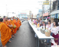 ผู้ว่าฯ สุราษฎร์ธานี นำพุทธศาสนิกชนทุกหมู่เหล่า ทำบุญตักบาตร ... พารามิเตอร์รูปภาพ 10