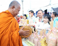 ผู้ว่าฯ สุราษฎร์ธานี นำพุทธศาสนิกชนทุกหมู่เหล่า ทำบุญตักบาตร ... พารามิเตอร์รูปภาพ 14