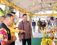 ผู้ว่าฯ สุราษฎร์ธานี ร่วมงานบุญทอดผ้าป่าสามัคคีเพื่อทำถนนคอน ... พารามิเตอร์รูปภาพ 31