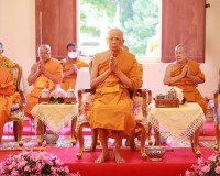 พระบาทสมเด็จพระเจ้าอยู่หัว ทรงพระกรุณาโปรดพระราชทานผ้าไตร น้ ... พารามิเตอร์รูปภาพ 3