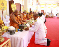 พระบาทสมเด็จพระเจ้าอยู่หัว ทรงพระกรุณาโปรดพระราชทานผ้าไตร น้ ... พารามิเตอร์รูปภาพ 19