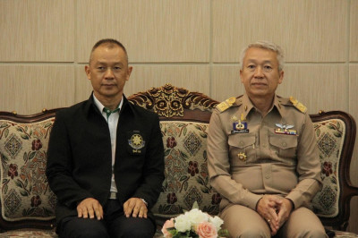 รองผู้ว่าราชการจังหวัดสุราษฎร์ธานี ให้การต้อรับ พลเรือตรี อภ ... พารามิเตอร์รูปภาพ 1