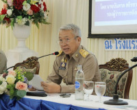 รองผู้ว่าราชการจังหวัดสุราษฎร์ธานี ให้การต้อรับ พลเรือตรี อภ ... พารามิเตอร์รูปภาพ 2