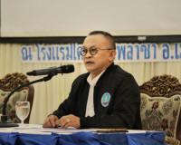 รองผู้ว่าราชการจังหวัดสุราษฎร์ธานี ให้การต้อรับ พลเรือตรี อภ ... พารามิเตอร์รูปภาพ 4