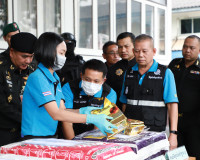 ผู้ว่าราชการจังหวัดสุราษฎร์ธานี นำทีมตำรวจ ป.ป.ส. แถลงผล &quot;ยุ ... พารามิเตอร์รูปภาพ 9