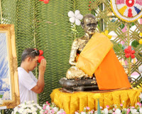 ผู้ว่าฯ สุราษฎร์ธานีนำพุทธศาสนิกชนนับพันคนร่วมงานบุญประเพณีว ... พารามิเตอร์รูปภาพ 18
