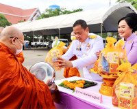 ผู้ว่าฯ สุราษฎร์ธานีนำประชาชนทุกหมูเหล่าร่วมพิธีทำบุญตักบาตร ... พารามิเตอร์รูปภาพ 12