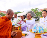 ผู้ว่าฯ สุราษฎร์ธานีนำประชาชนทุกหมูเหล่าร่วมพิธีทำบุญตักบาตร ... พารามิเตอร์รูปภาพ 14