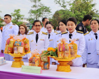 ผู้ว่าฯ สุราษฎร์ธานีนำประชาชนทุกหมูเหล่าร่วมพิธีทำบุญตักบาตร ... พารามิเตอร์รูปภาพ 18