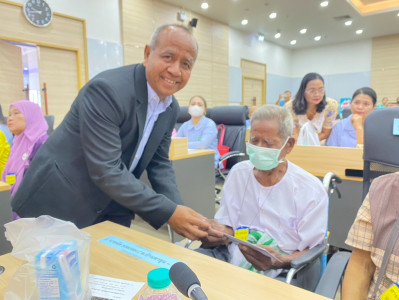 รองผู้ว่าราชการจังหวัดสุราษฎร์ธานี เป็นประธานในพิธีมอบเครื่อ ... พารามิเตอร์รูปภาพ 1