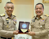 ผู้ว่าราชการจังหวัดสุราษฎร์ธานี ต้อนรับ ผู้บัญชาการทหารเรือ  ... พารามิเตอร์รูปภาพ 15
