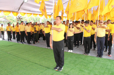 ผู้ว่าราชการจังหวัดสุราษฎร์ธานีส่งมอบธงตราสัญลักษณ์งานเฉลิมพ ... พารามิเตอร์รูปภาพ 1