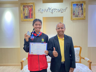รองผู้ว่าราชการจังหวัดสุราษฎร์ธานีให้โอวาท และอวยพรนักกีฬาขอ ... พารามิเตอร์รูปภาพ 1