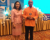 รองผู้ว่าราชการจังหวัดสุราษฎร์ธานี เข้าร่วมประชุมและรับโล่เช ... พารามิเตอร์รูปภาพ 2