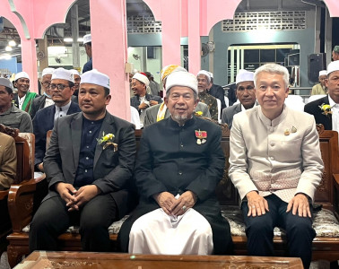 รองผู้ว่าราชการจังหวัดสุราษฎร์ธานี และนายสำนวน ทองศรี นายอำเ ... พารามิเตอร์รูปภาพ 1