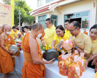 จังหวัดสุราษฎร์ธานีจัดพิธีทำบุญตักบาตรโครงการบรรพชาอุปสมบทเฉ ... พารามิเตอร์รูปภาพ 11