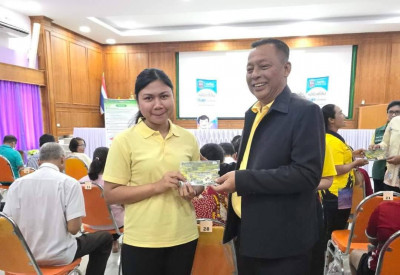 จังหวัดสุราษฎร์ธานีมอบสมุดประจำตัวผู้รับได้การคัดเลือกให้ทำก ... พารามิเตอร์รูปภาพ 1