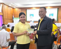 จังหวัดสุราษฎร์ธานีมอบสมุดประจำตัวผู้รับได้การคัดเลือกให้ทำก ... พารามิเตอร์รูปภาพ 1