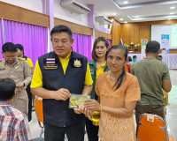 จังหวัดสุราษฎร์ธานีมอบสมุดประจำตัวผู้รับได้การคัดเลือกให้ทำก ... พารามิเตอร์รูปภาพ 4