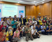 จังหวัดสุราษฎร์ธานีมอบสมุดประจำตัวผู้รับได้การคัดเลือกให้ทำก ... พารามิเตอร์รูปภาพ 11