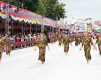 จังหวัดสุราษฎร์ธานีนำเรือพนมพระถ้วยรางวัลพระราชทาน ร่วมแสดงโ ... พารามิเตอร์รูปภาพ 11