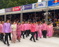 จังหวัดสุราษฎร์ธานีนำเรือพนมพระถ้วยรางวัลพระราชทาน ร่วมแสดงโ ... พารามิเตอร์รูปภาพ 6
