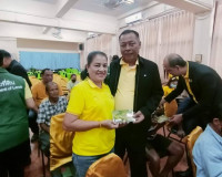 จังหวัดสุราษฎร์ธานีมอบสมุดประจำตัวผู้รับได้การคัดเลือกให้ทำก ... พารามิเตอร์รูปภาพ 3