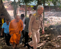 รองผู้ว่าราชการจังหวัดสุราษฎร์ธานี พร้อมด้วยจ่าเอกพิรพร อุลิ ... พารามิเตอร์รูปภาพ 1
