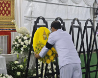 รองผู้ว่าราชการจังหวัดสุราษฎร์ธานีเชิญพวงมาลาพระราชทานและพวง ... พารามิเตอร์รูปภาพ 1