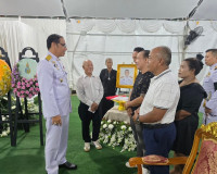 รองผู้ว่าราชการจังหวัดสุราษฎร์ธานีเชิญพวงมาลาพระราชทานและพวง ... พารามิเตอร์รูปภาพ 5
