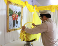 รองผู้ว่าราชการจังหวัดสุราษฎร์ธานี เชิญตะกร้าสิ่งของพระราชทา ... พารามิเตอร์รูปภาพ 1