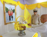รองผู้ว่าราชการจังหวัดสุราษฎร์ธานี เชิญตะกร้าสิ่งของพระราชทา ... พารามิเตอร์รูปภาพ 2
