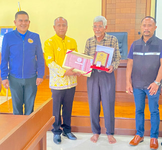 รองผู้ว่าราชการจังหวัดสุราษฎร์ธานี เป็นประธานมอบโล่เกียรติคุ ... พารามิเตอร์รูปภาพ 1