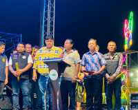 รองผู้ว่าราชการจังหวัดสุราษฎร์ธานี พร้อมด้วย นางพรรณทิพย์ เจ ... พารามิเตอร์รูปภาพ 3