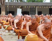 พระภิกษุสงฆ์ทั้งไทยและต่างชาติกว่า 500 รูป ธุดงผ่านจังหวัดสุ ... พารามิเตอร์รูปภาพ 9