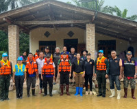 รองผู้ว่าราชการจังหวัดสุราษฎร์ธานี เร่งลงพื้นที่ช่วยเหลือประ ... พารามิเตอร์รูปภาพ 1